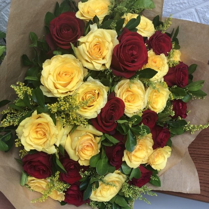 Ramalhete com 28 Botões Vermelhos e Amarelos