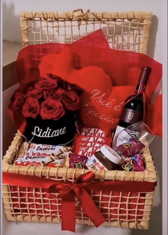 Cesta Luxo com Box de flores, Coração de pelúcia, Vinho, Taça personalizada e Chocolates 