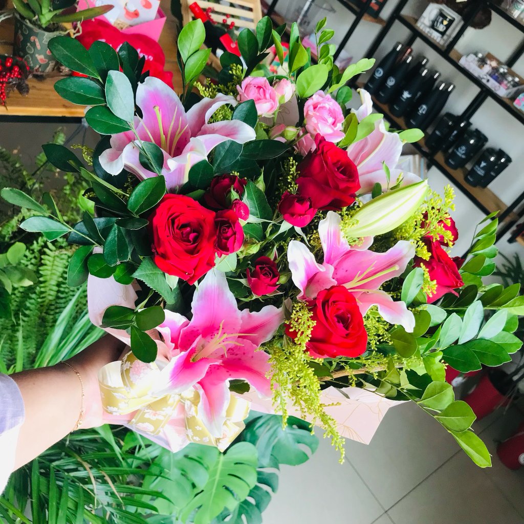 Floral com 4 Botões, 2 Hastes de Lírio e 2 Mini rosas 