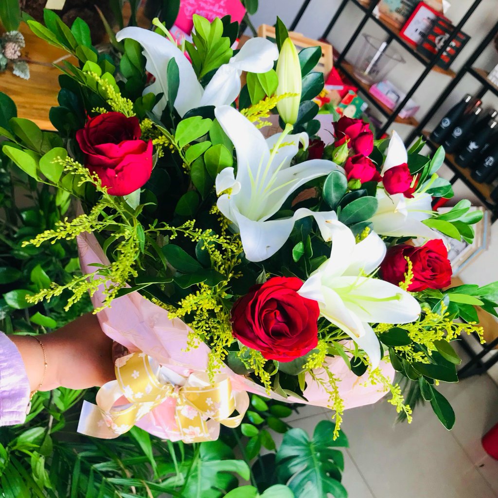 Floral com 3 Botões Vermelhos, Mini Rosa e Lírio 