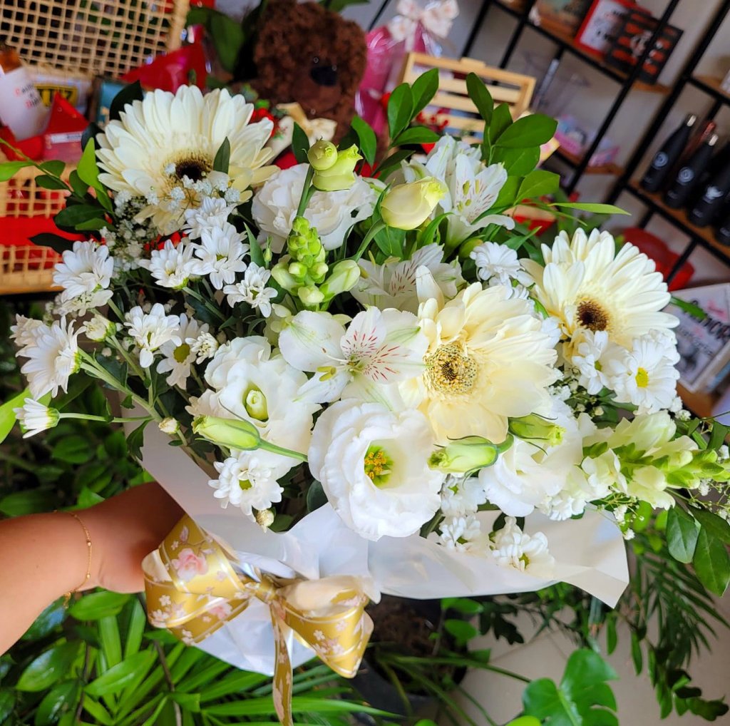 Floral Com Mix de Flores Brancas 