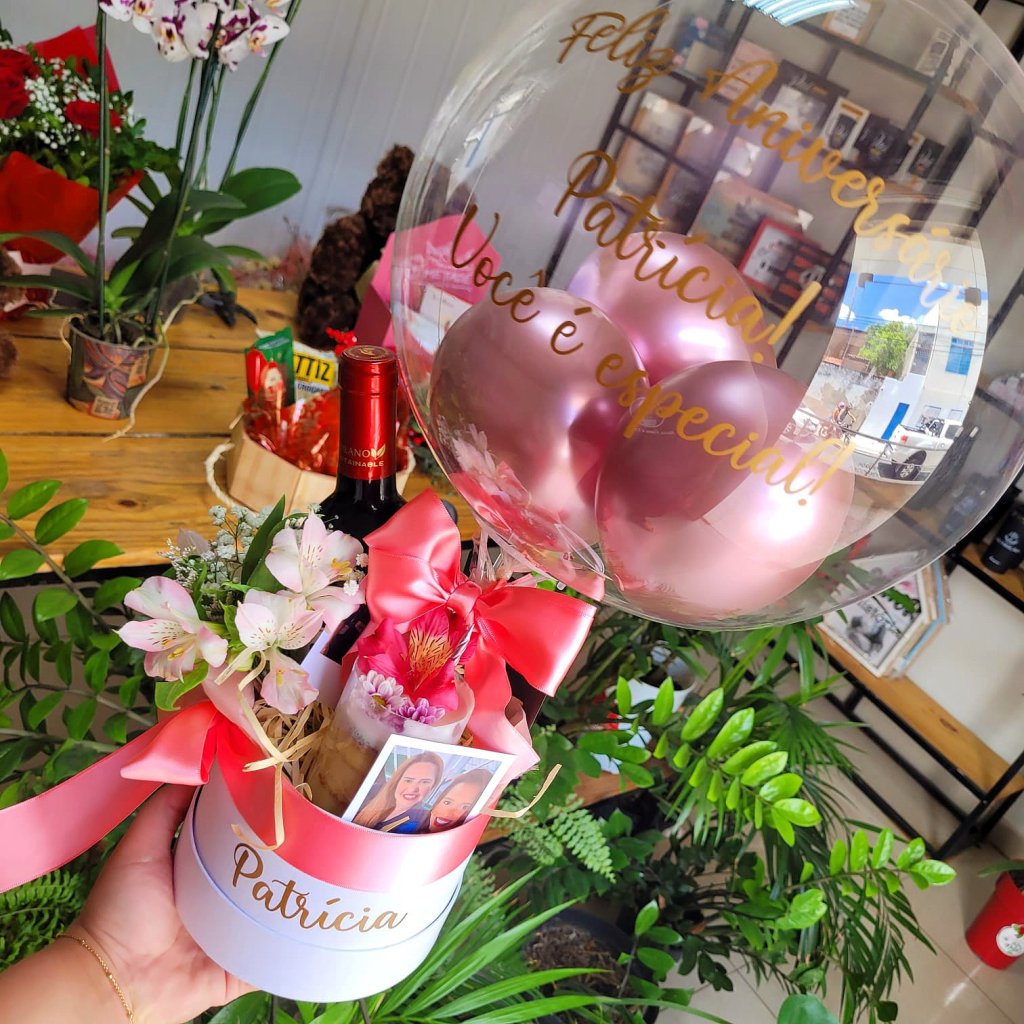 Box com Balão, Flores, Vinho e Bolo 200g 
