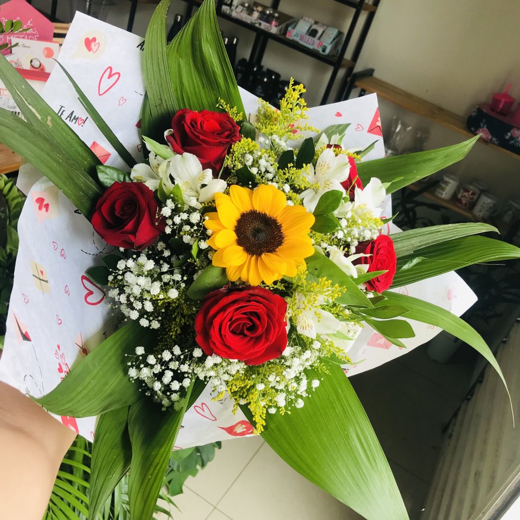 Ramalhete com 5 Botões, Girassol e Astromelias