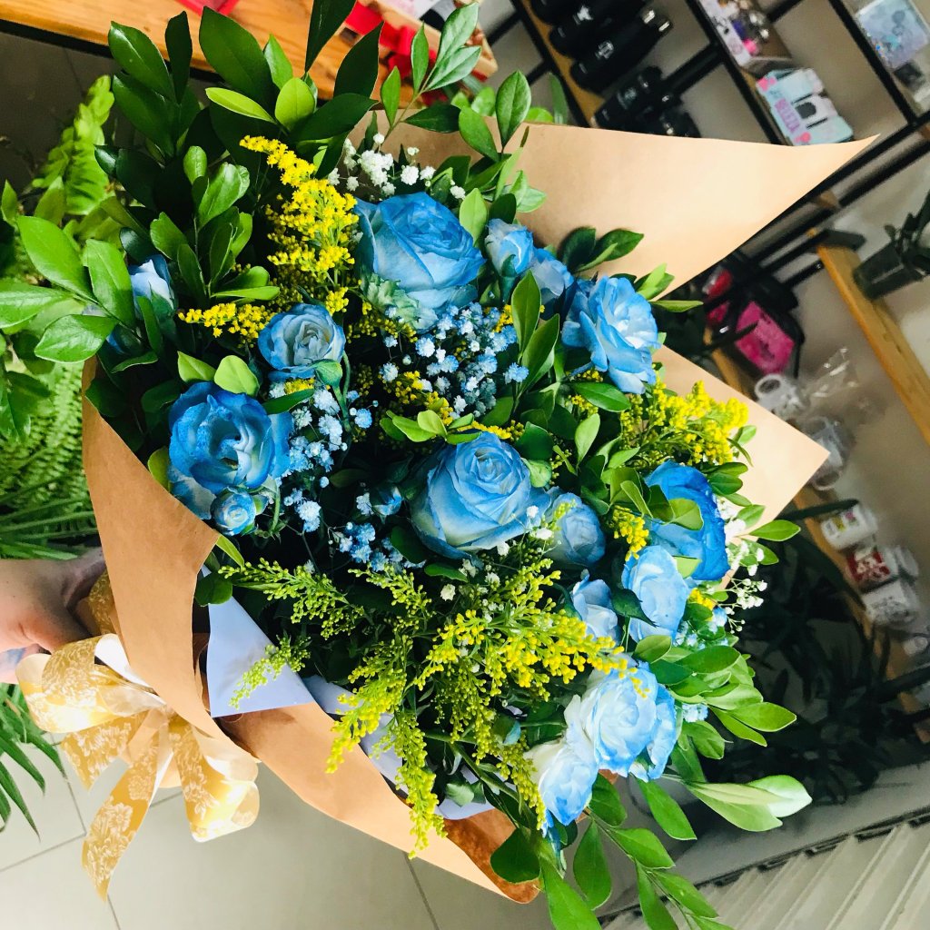 Floral com 3 Botões e Mini Rosas Tingidas de Azul 