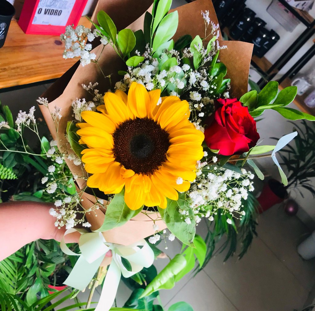 Ramalhete Girassol e Botão Vermelho