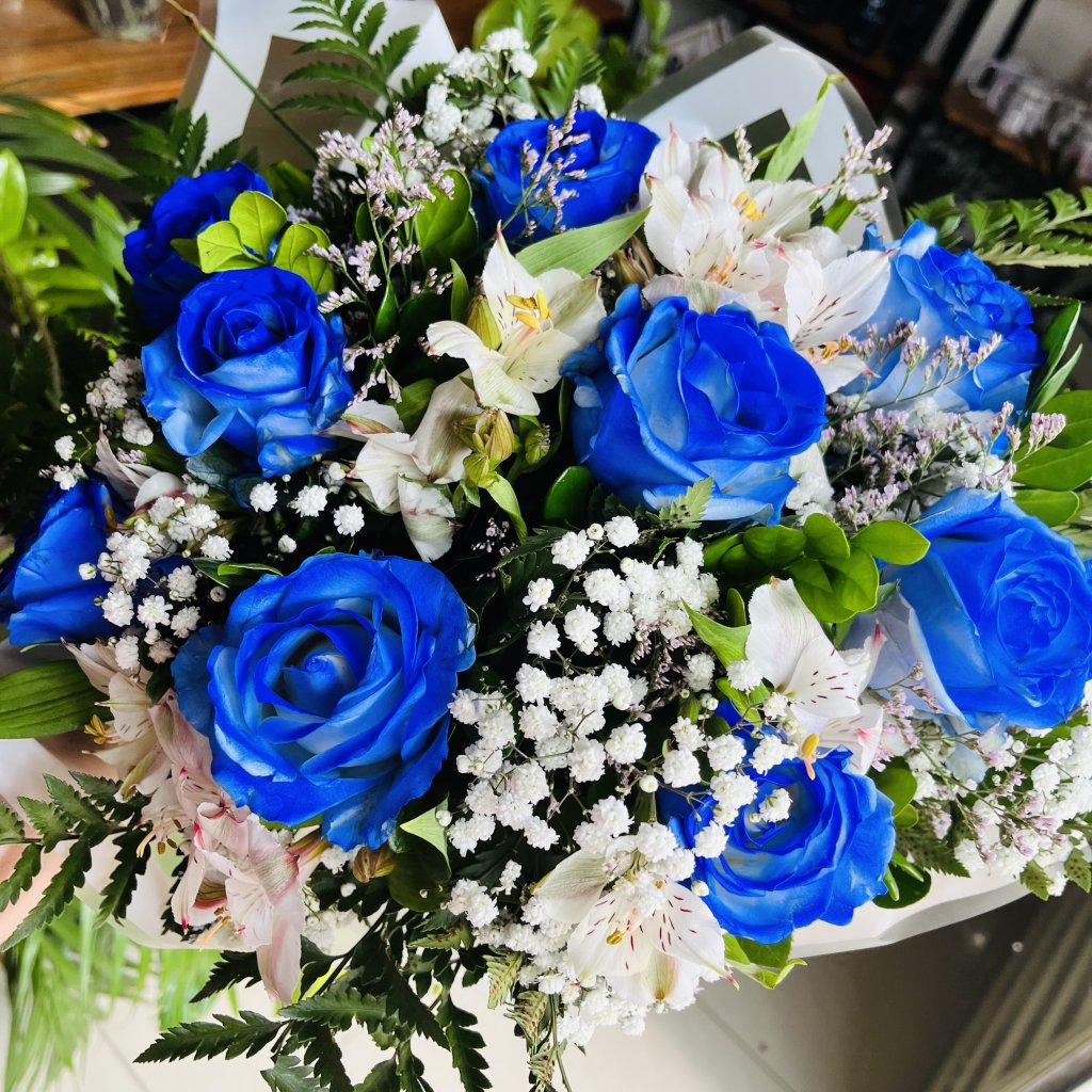 Ramalhete 10 botões azul e Astromelias 