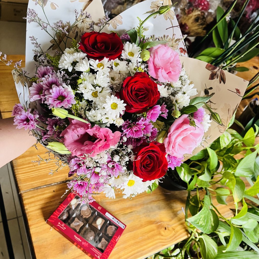 Ramalhete com Botões Vermelhos, Lisianthus e Margaridas e Chocolate 