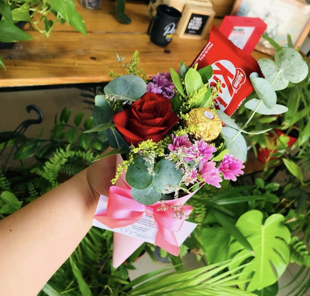 Cone com Botão, Margaridas, Kit Kat e Ferrero