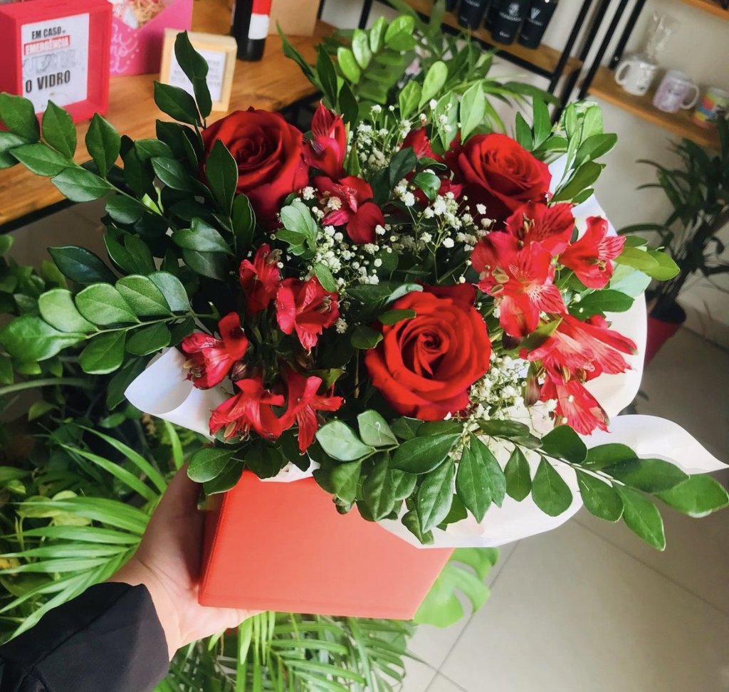 Box com Botões e Astromelias