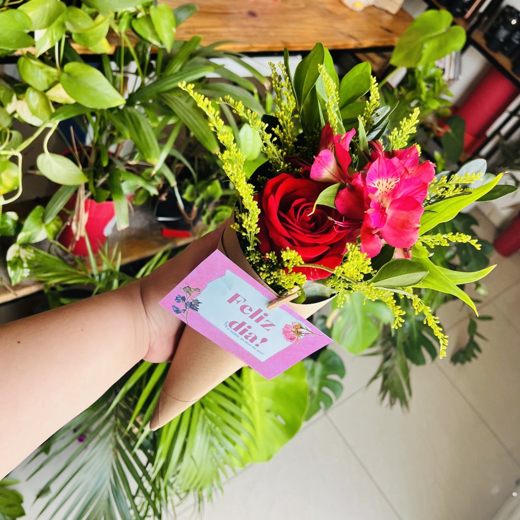 Cone com Botão e Astromelia 