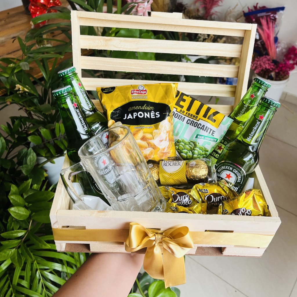 Cesta com Cervejas e Caneca de Chop de Vidro 