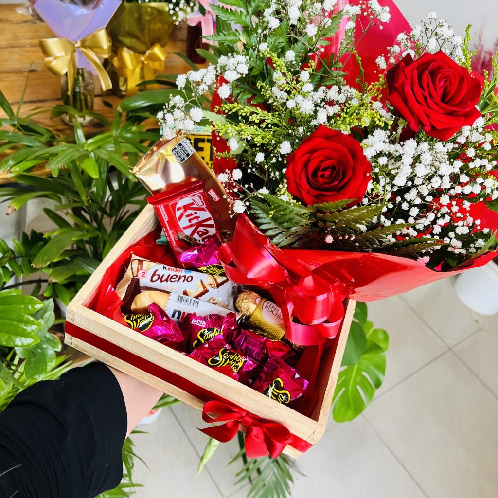 Cesta com Rosas Vermelhas e Chocolates 
