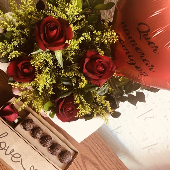 Floral 4 Botões Vermelho + Caixinha de Brigadeiros Gourmet e balão de coração
