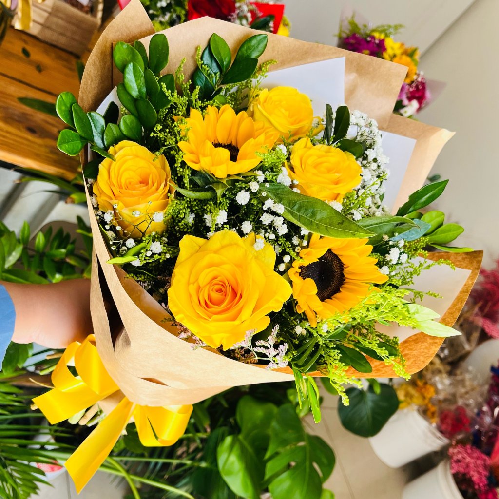 Ramalhete 4 Botões Amarelos e 2 Girassois 
