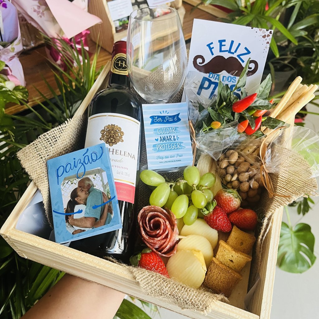 Cesta com Vinho e Taça