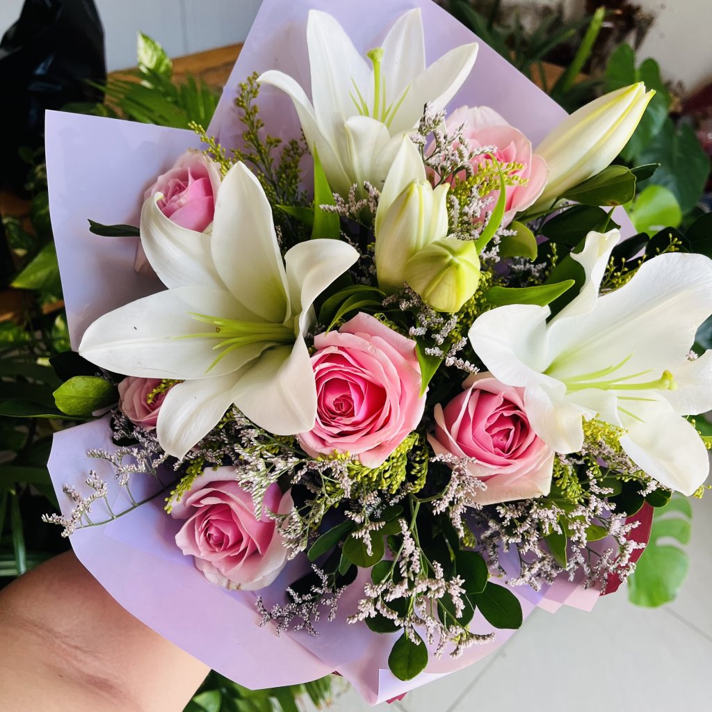 Ramalhete Lírios Brancos e 6 Botões Rosa 