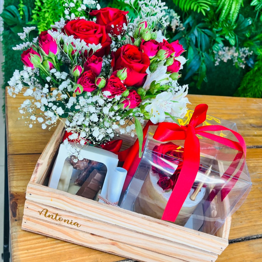 Cesta com flores, bolo e chocolates 