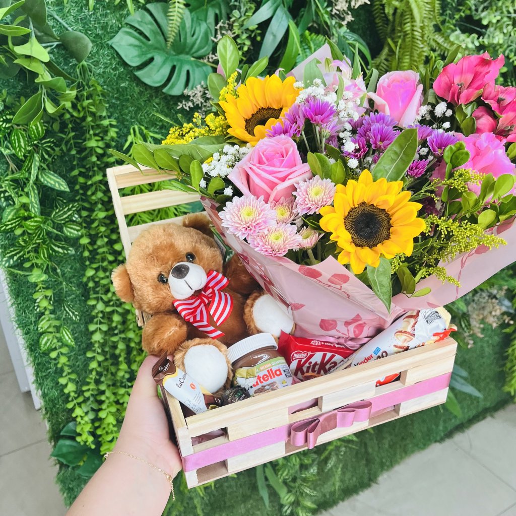 Cesta com flores, Pelúcia e Chocolates 