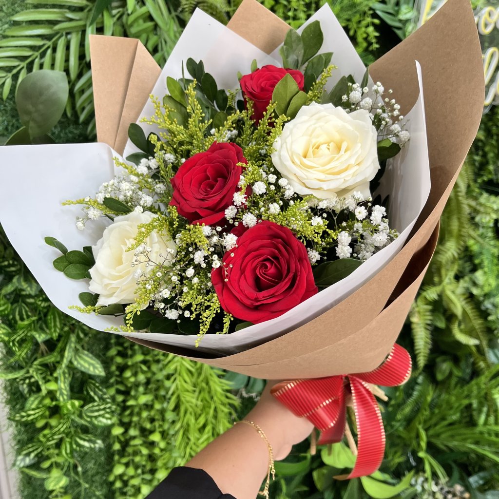 Ramalhete com 3 Botões Vermelhos e 2 Brancos 