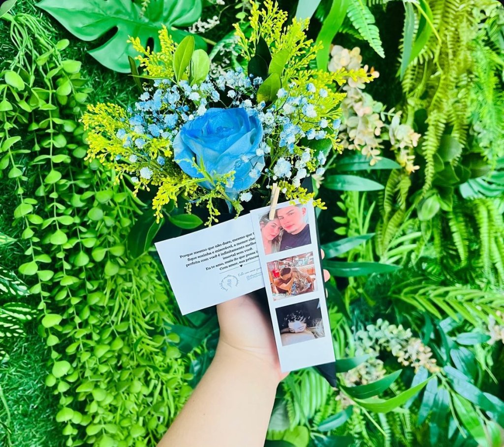 Cone azul com tirinha 