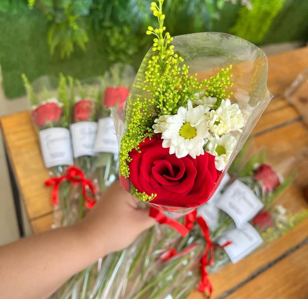 Solitario com folhagem e margaridas 