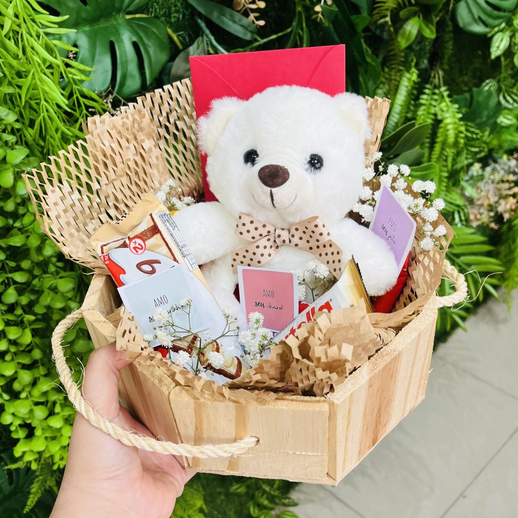Cesta com Pelúcia e Chocolates