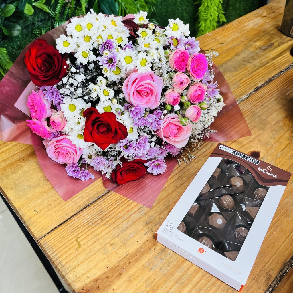 Flores Botões Vermelhos, Rosas, Mini Rosas e Chocolate 
