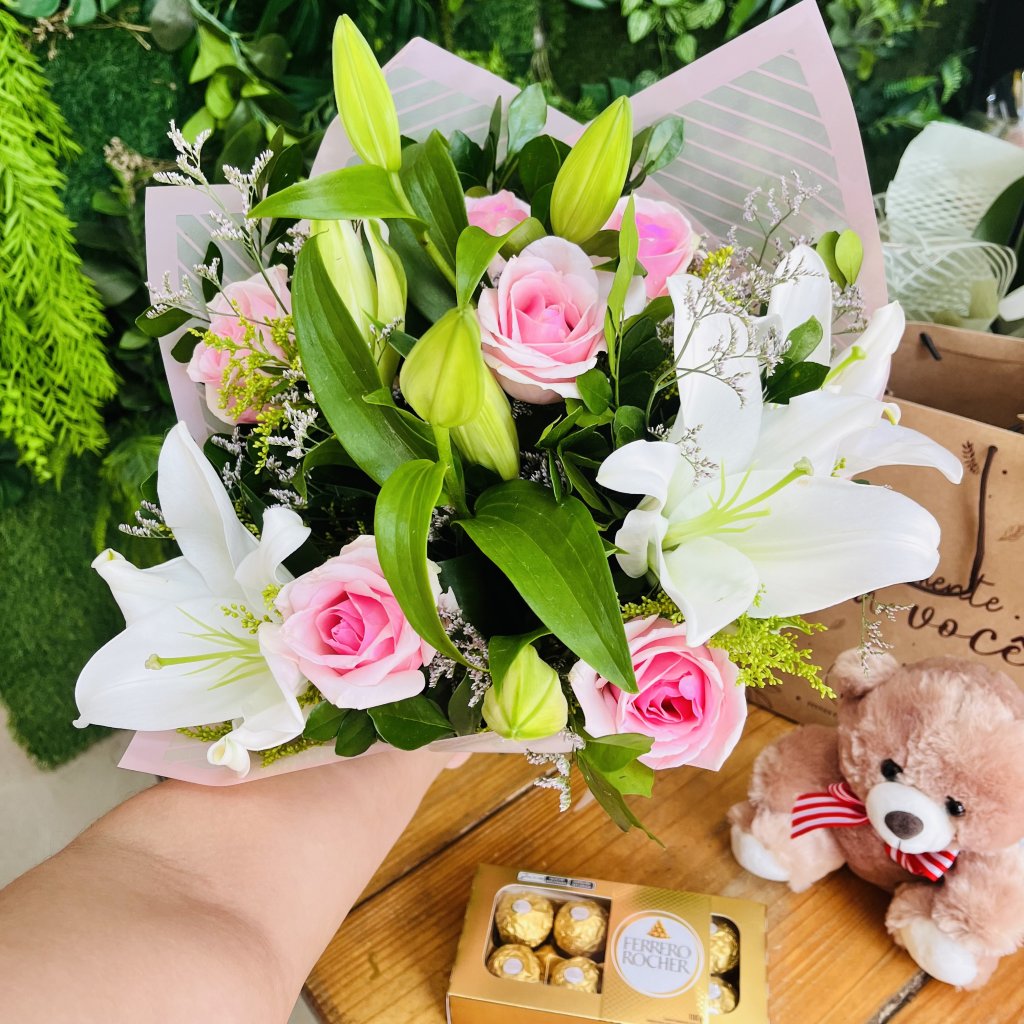 Ramalhete com lírios e botões rosa, Pelúcia e Chocolate 