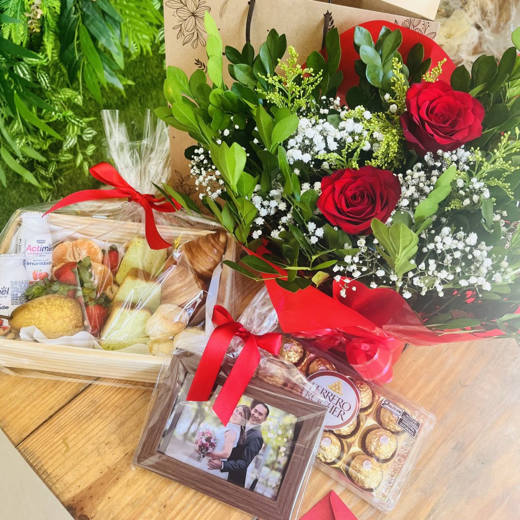 Kit com Café, Flores, Quadrinho e Ferrero Rocher 