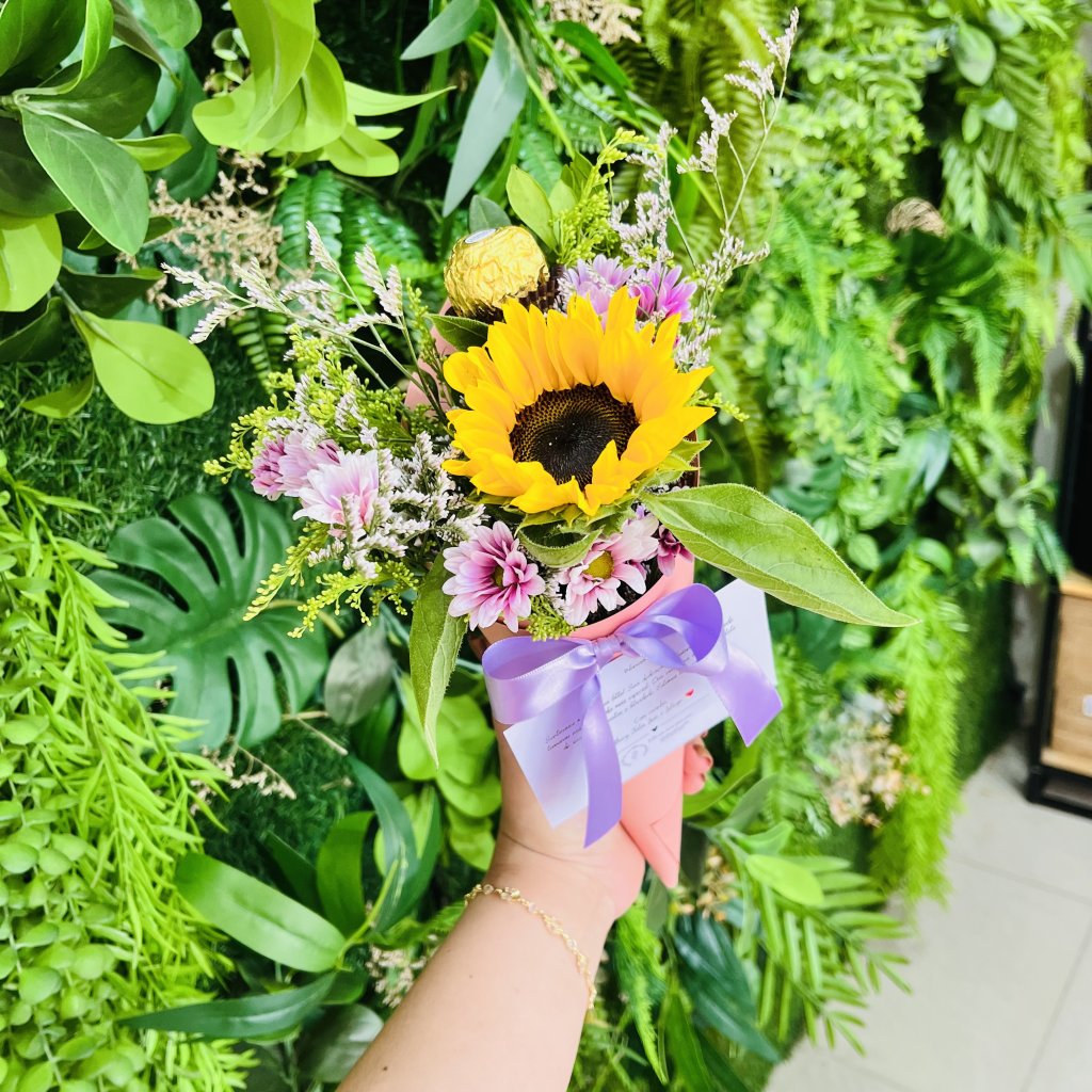 Cone com Girassol, Mini Margaridas e Ferrero