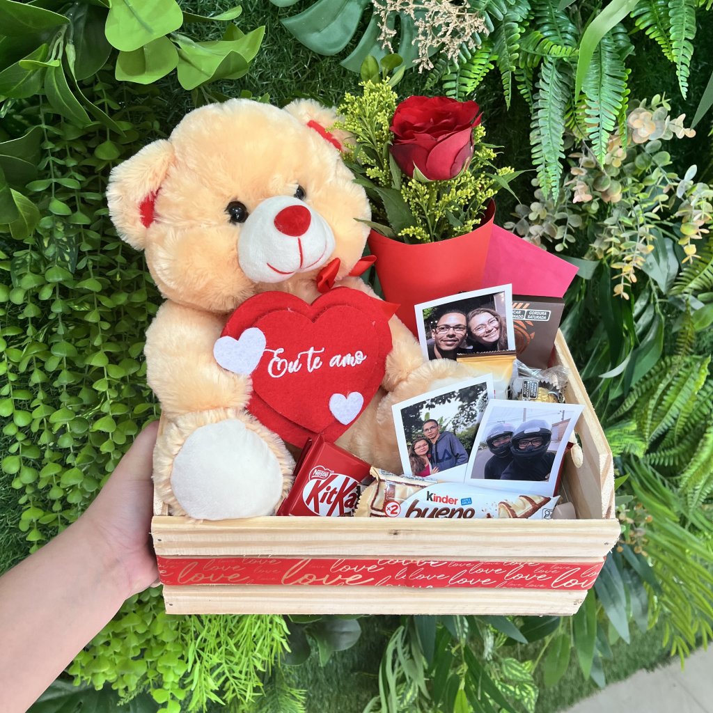 Cesta com Pelúcia, Chocolates e flor vermelha 