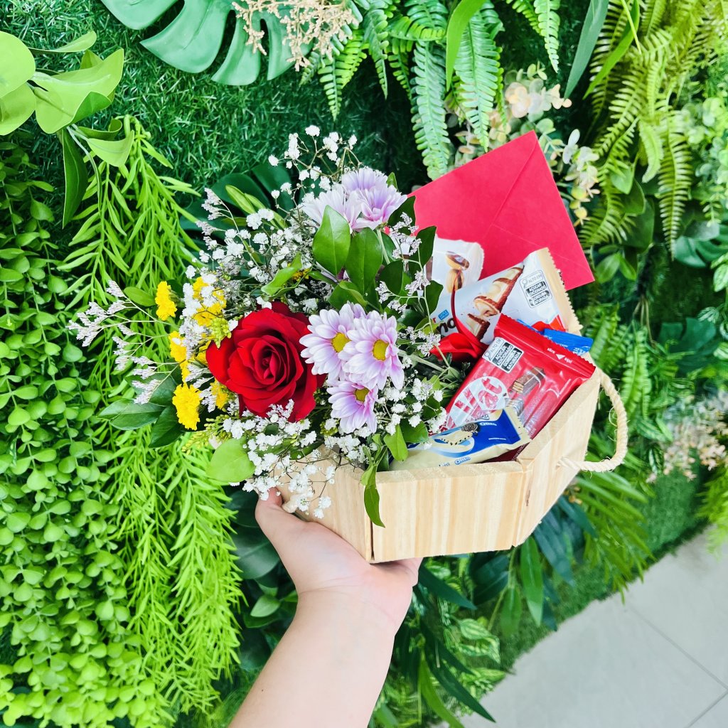 Cesta com Chocolates e Flores 