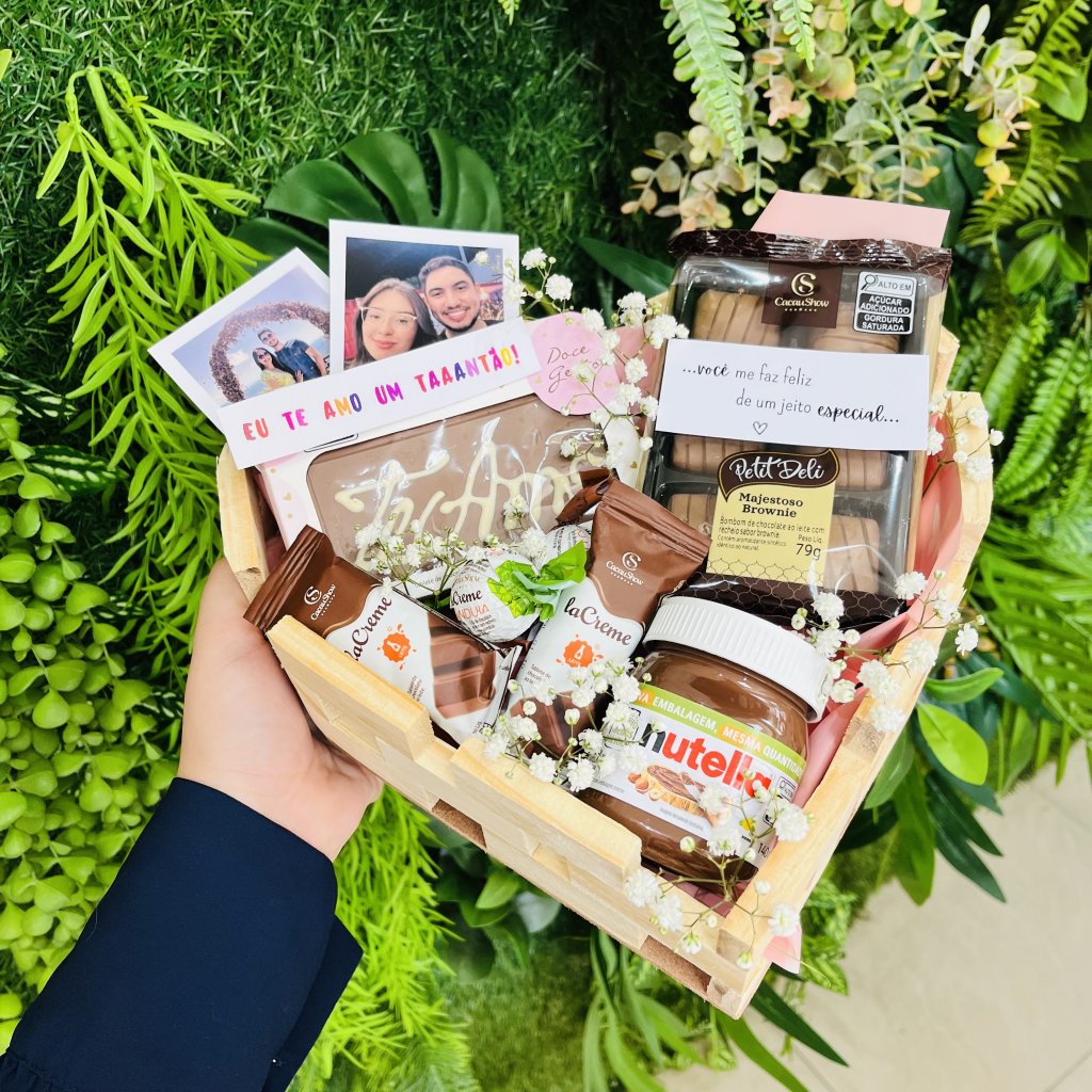 Cesta com Chocolates Cs e Nutella em Formato de Coração 