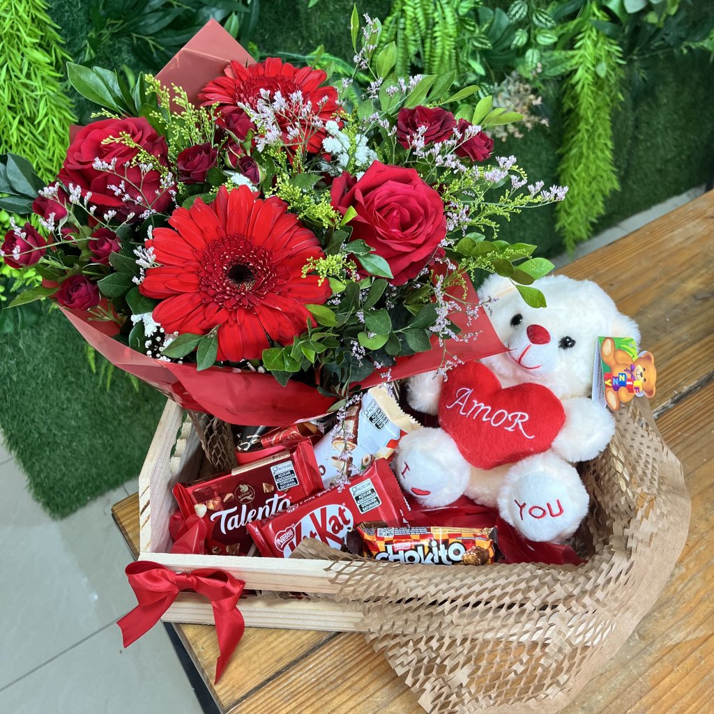 Cesta com Mix de Flores Vermelhas, Pelúcia e Chocolates 