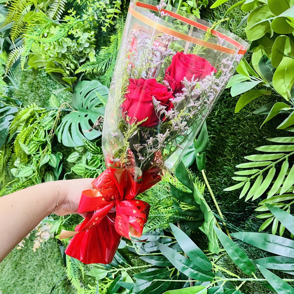 Leque com 2 botões vermelhos e Kinder Bueno 