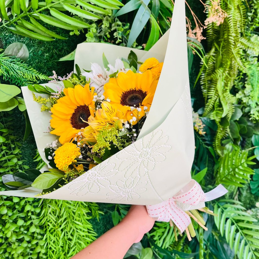 Ramalhete com 2 Girassóis, Astromelias e Pompom