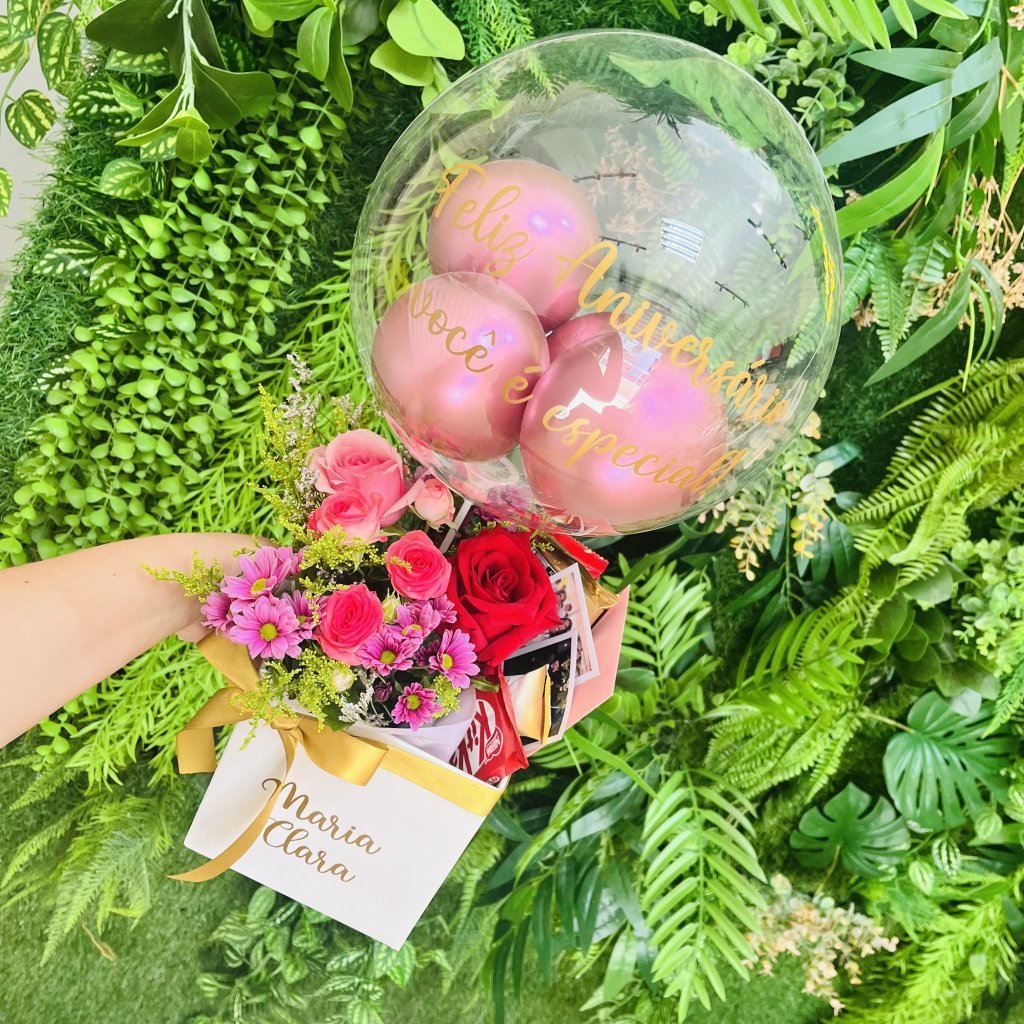 Box com balão, flores e chocolates 