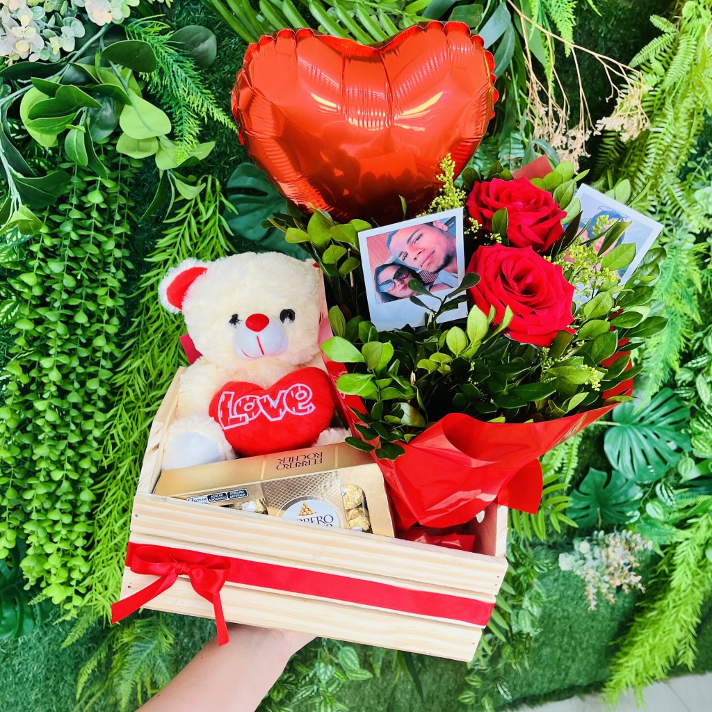 Cesta com Pelucia, Flores e Ferrero 