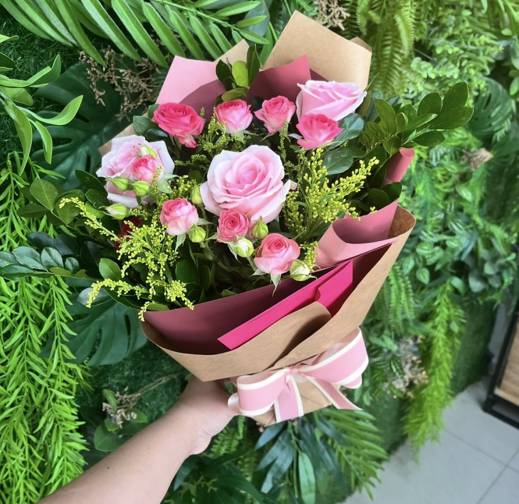 Floral com 3 Botões e Mini rosas com tons rosados