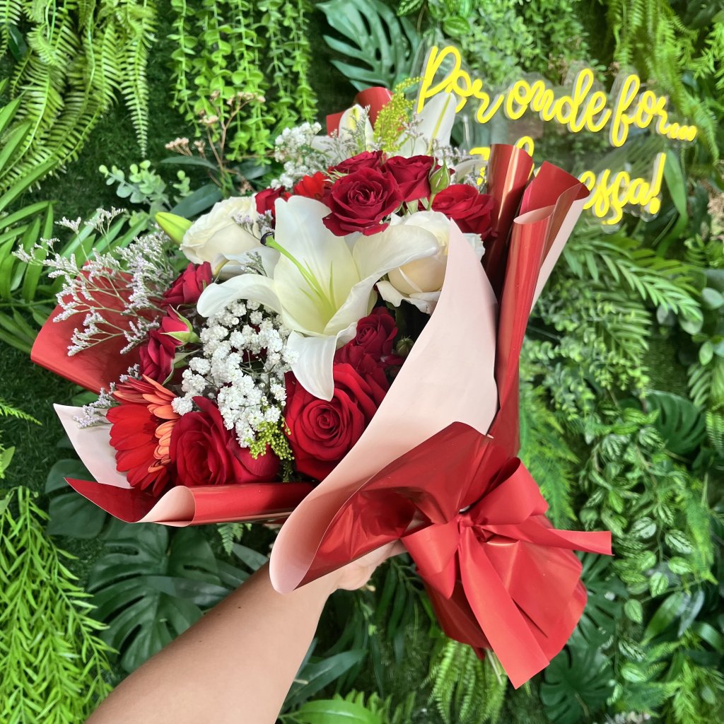 Ramalhete lírios e mix de flores vermelhas 