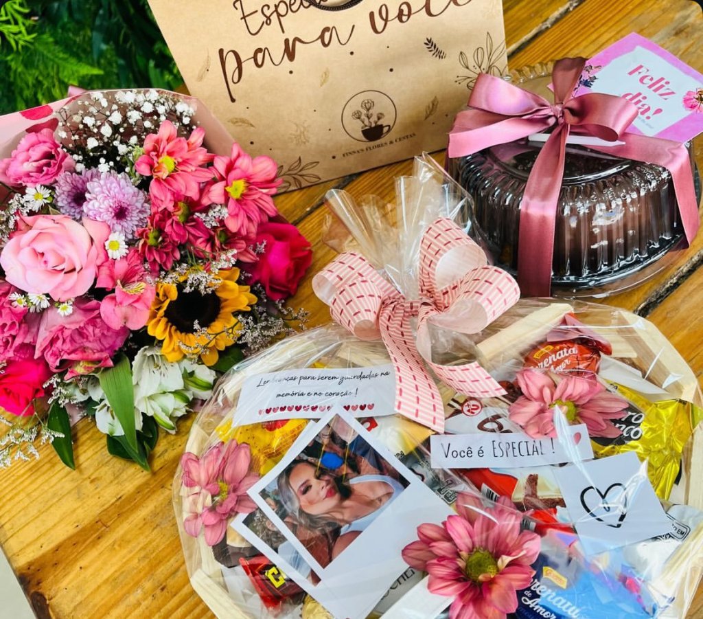 Kit com Cesta com Chocolates, Bolo vulcão e flores 