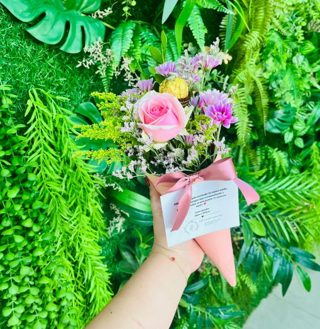 Cone com Botão, Mini margaridas e Ferrero