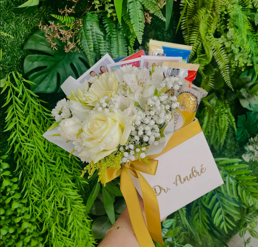 Box com Flores Brancas e Chocolates