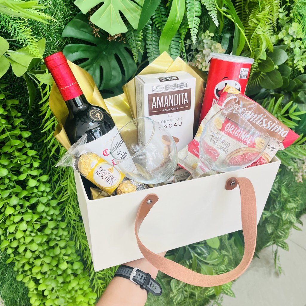Cesta com Vinho Importado e taças 