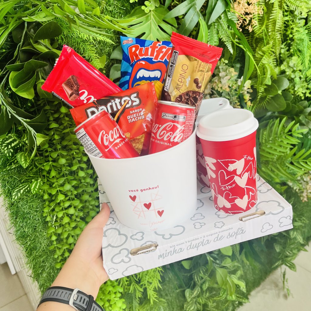 Balde Com Copos e Guloseimas 