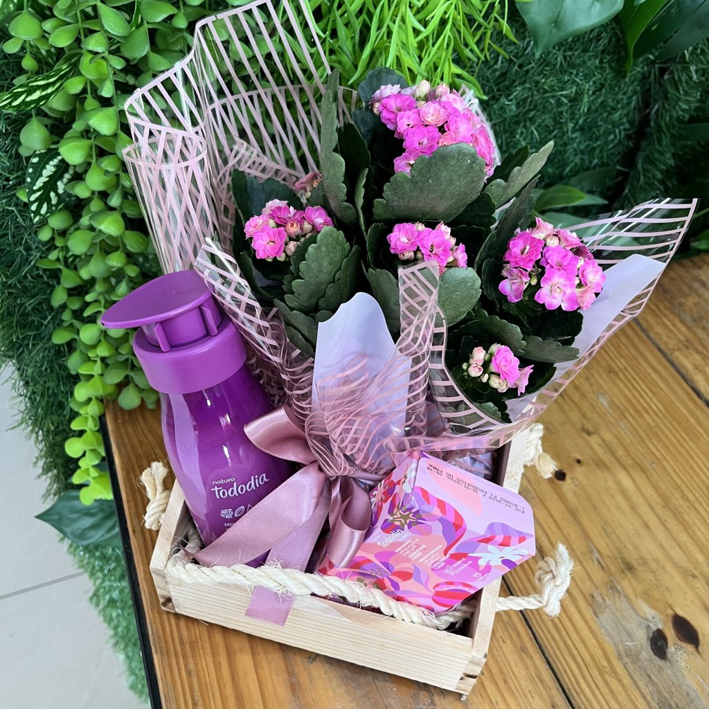 Cesta com Flores, Hidratante e Sabonetes 