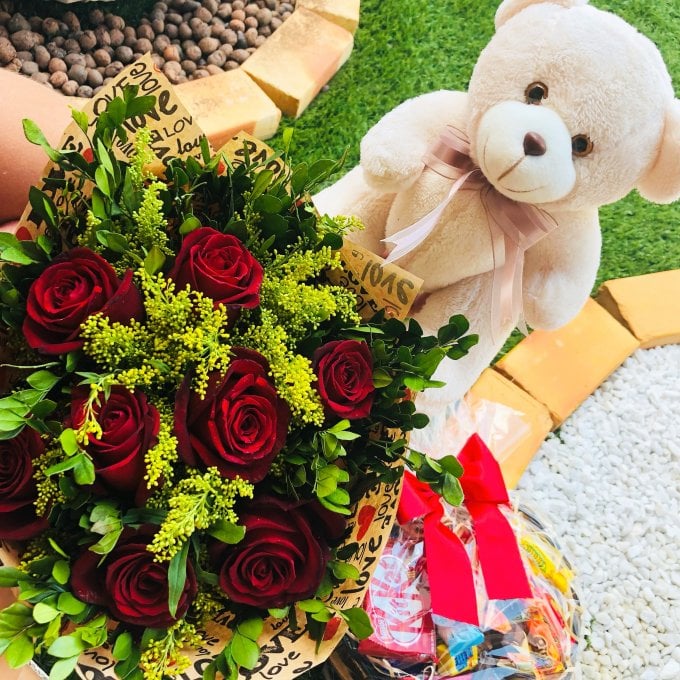Pelúcia + Ramalhete 8 Botões Vermelho + Coração com Chocolates 