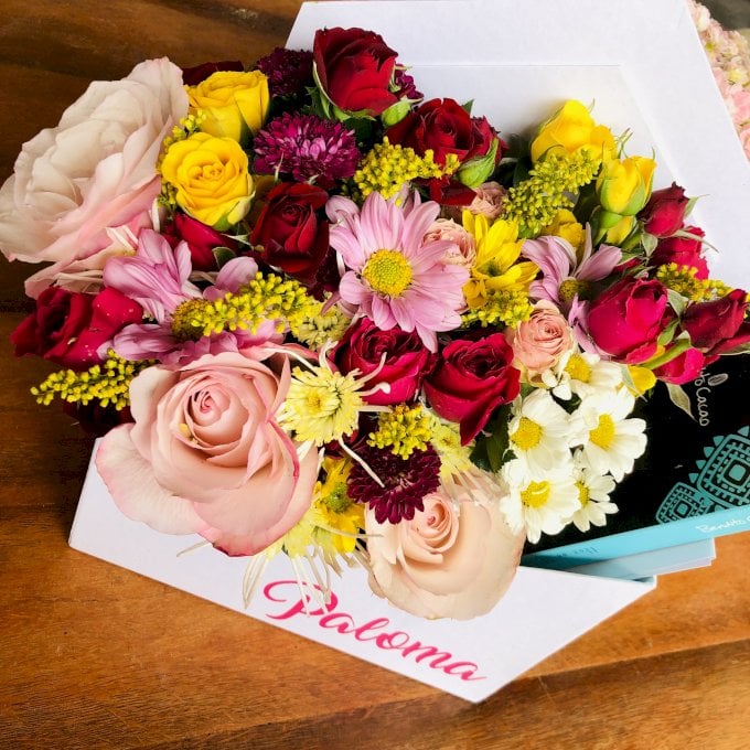 Letter Box com Flores e Chocolate Bendito Cacau