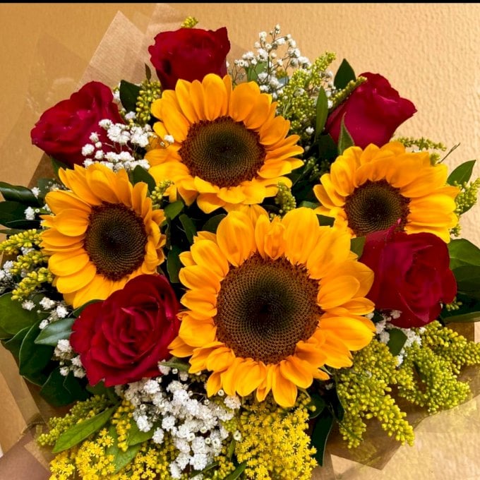 Ramalhete com 5 Botões Vermelho e 4 girassóis 