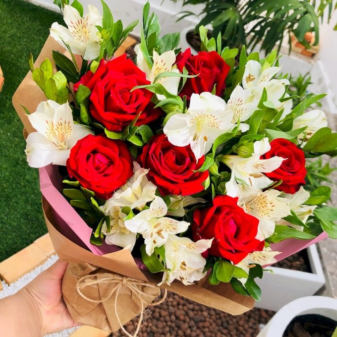 Floral com 6 Botões Vermelho e Astromelias Branca